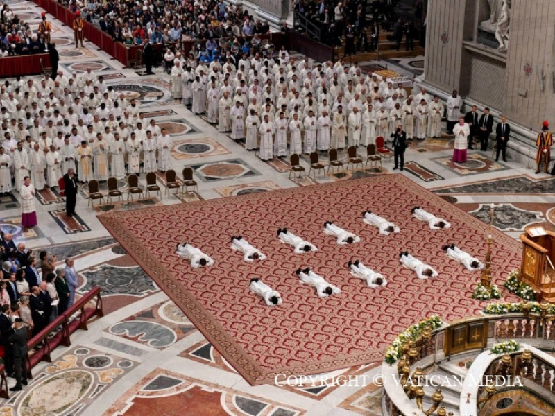 Imagen de los nuevos diáconos ordenados sacerdotes por el Papa León XIV bajo el Baldaquino de Bernini