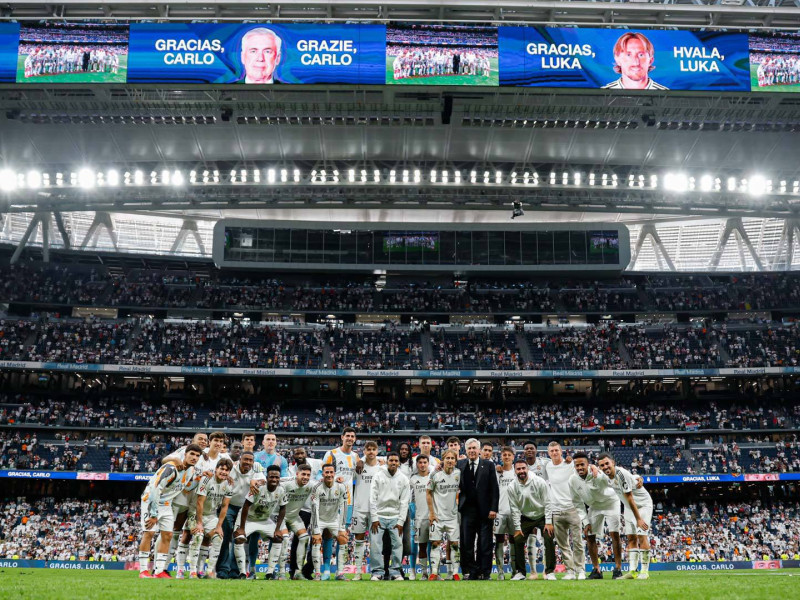 La plantilla del Real Madrid posa en una foto en las despedidas de Ancelotti y Modric del Bernabéu