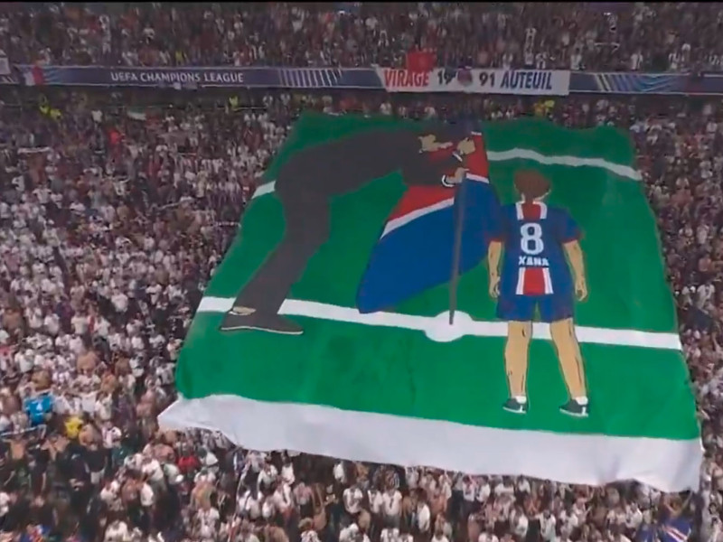 Tifo de la afición del PSG en recuerdo de Xana, la hija fallecida de Luis Enrique