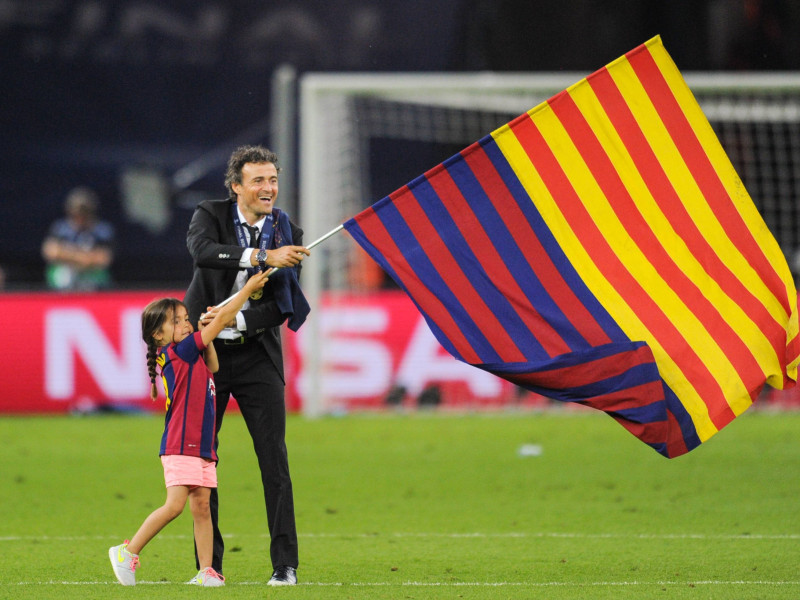 Luis Enrique con su hija Xana en el césped del Camp Nou