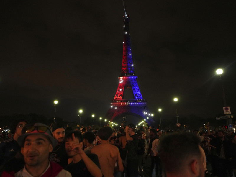 Imagen de la Torre Eiffel con los colores del PSG
