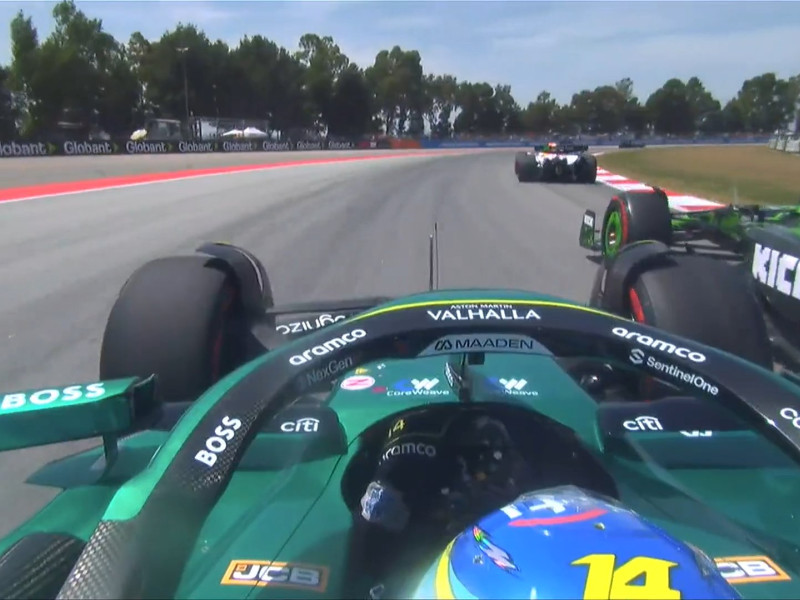 Alonso y Hulkenberg se han intercambiado varios adelantamientos.