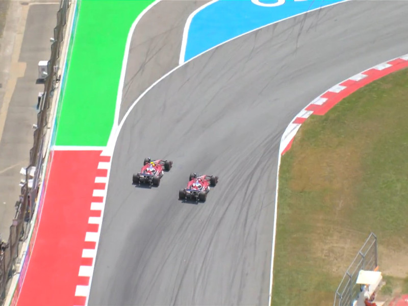 Lewis Hamilton permite adelantar a su compañero Leclerc.
