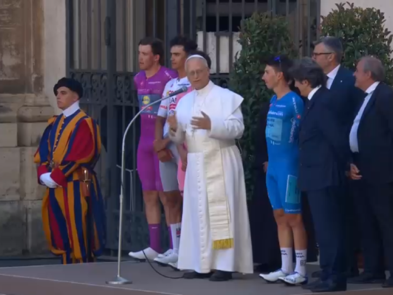 El Papa imparte la bendición a los ciclistas participantes en el Giro de Italia
