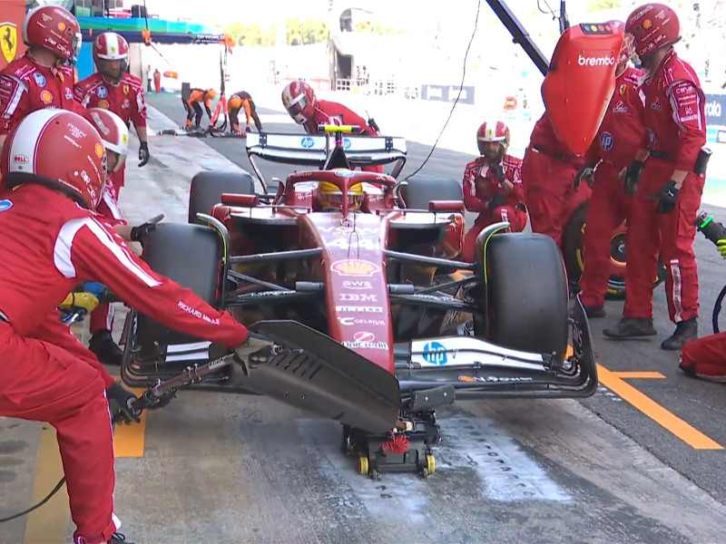 Lewis Hamilton ha tenido problemas en su parada y se le ha quedado atascada una rueda.