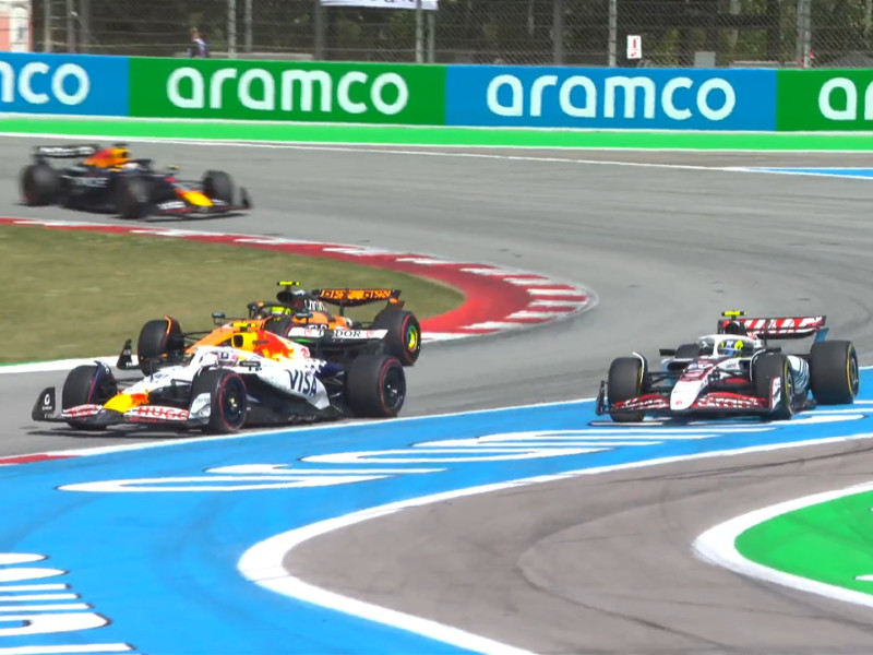 Lawson y Bearman casi se la lían a Norris y Verstappen.