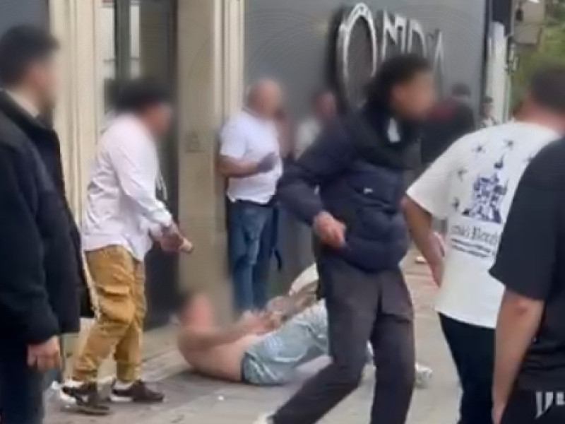 Un momento de la pelea con un hombre en el suelo