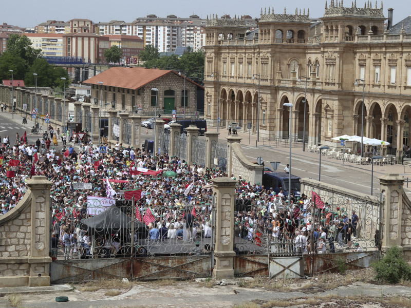 Protesta en Zamora por los recortes en los trenes AVE de la línea Galicia-Madrid