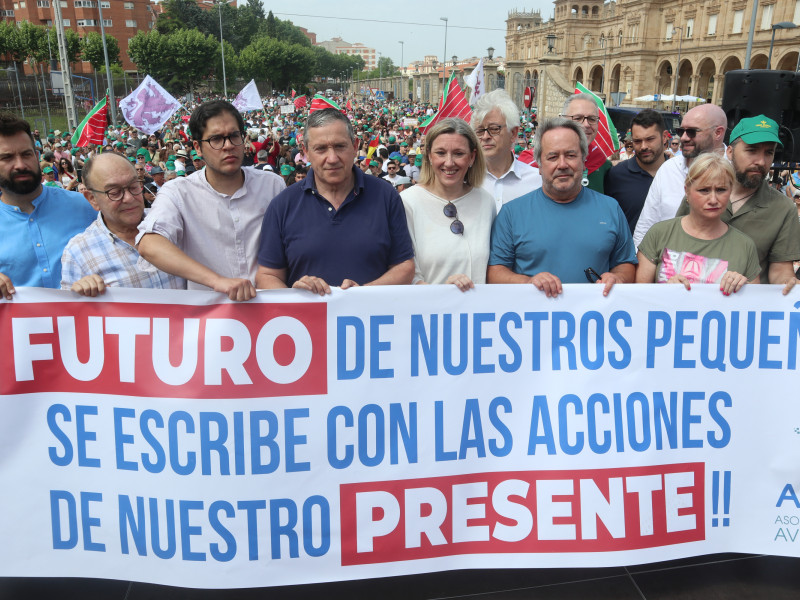 La pancarta durante la protesta en Zamora por los recortes de los AVE