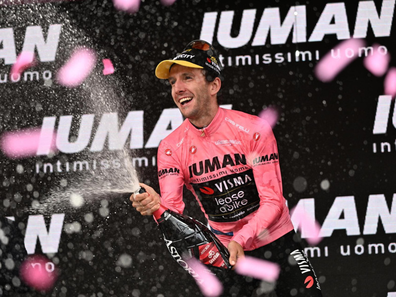 Simon Yates, con el maillot rosa del Giro