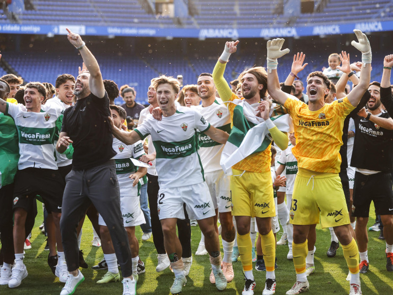 El Elche celebra la victoria y el ascenso en Riazor