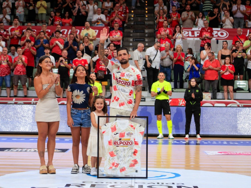 Felipe Valerio recibió el homenaje antes del comienzo
