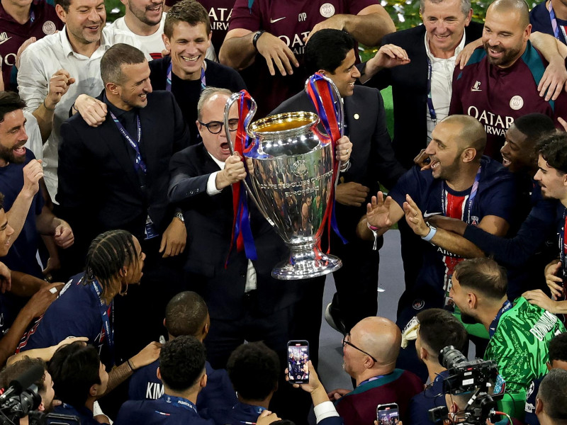 El director deportivo del PSG, Luis Campos, celebra con el trofeo después de que el equipo ganara la final de la UEFA Champions League entre el Paris Saint-Germain y el Internazionale Milano en Múnich, Alemania.