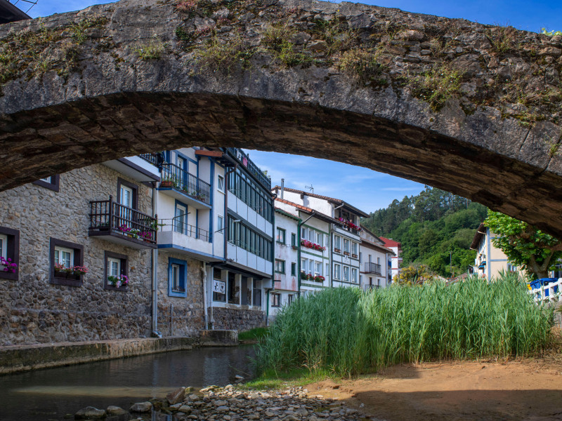 El pintoresco pueblo pesquero de Ea en el País Vasco, Euskadi, Bahía de Vizcaya Bizkaia