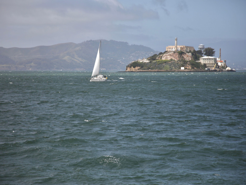 La isla de Alcatraz es fotografiada desde un barco en la bahía de San Francisco, California.