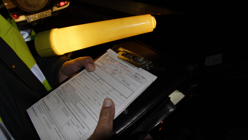 Vista de la Guardia Civil de Tráfico colocando una multa por una infracción de tráfico en España