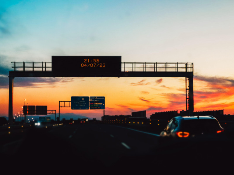 Coches en una carretera de Madrid al atardecer