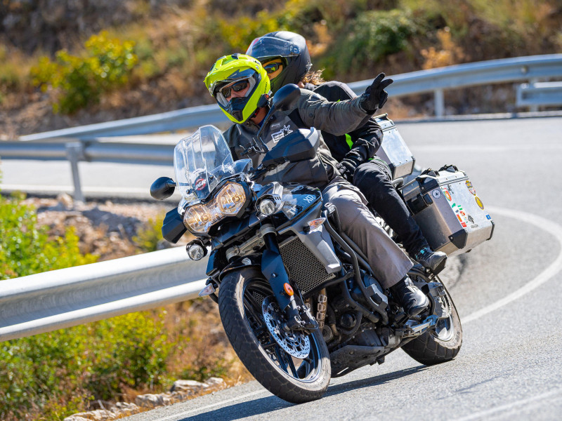 Un motorista toma una curva cerrada con su moto en el puerto de Navalmoral, provincia de Ávila.