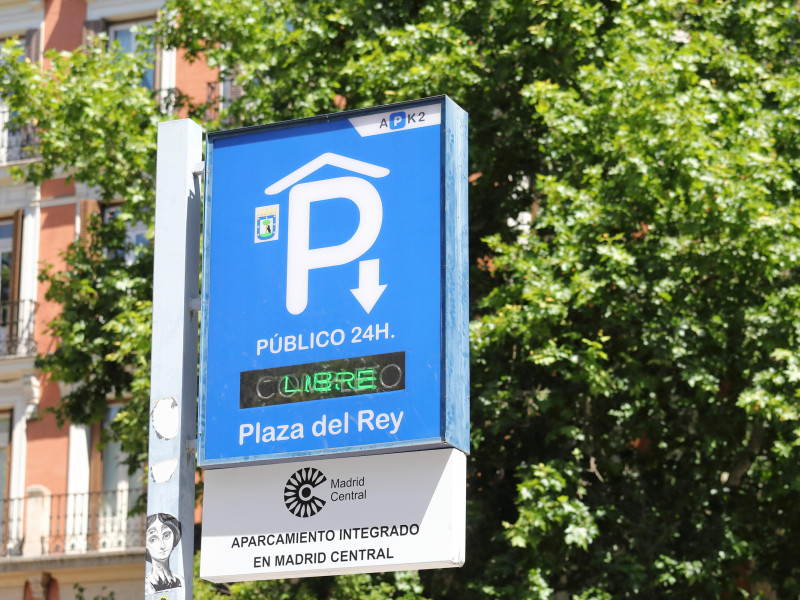 Señal de aparcamiento público en el centro de Madrid