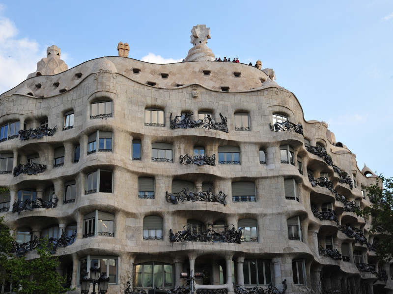 La gentrificación, impulsada por los pisos turísticos, hace que barrios enteros pierdan su esencia, reemplazada por una versión “instagrameable” de Barcelona.