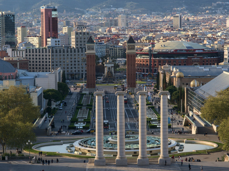 El problema no es el turismo en sí, sino su descontrol. El alcalde Jaume Collboni ha propuesto medidas como eliminar 10.000 pisos turísticos para 2028