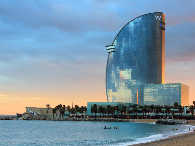sin no hubiese turistas, Económicamente, sería un golpe duro: el 14% del PIB desaparecería, afectando a miles de empleos en hostelería, restauración y comercio.