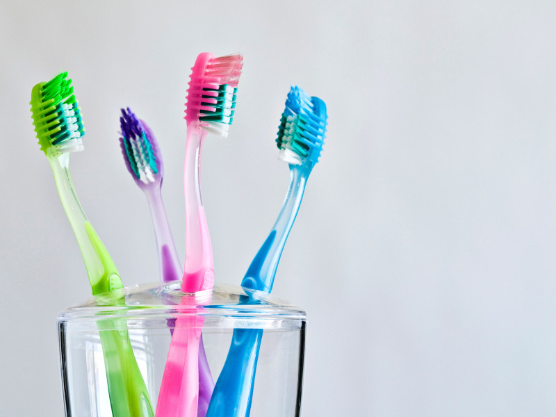 Cepillos de dientes en recipiente
