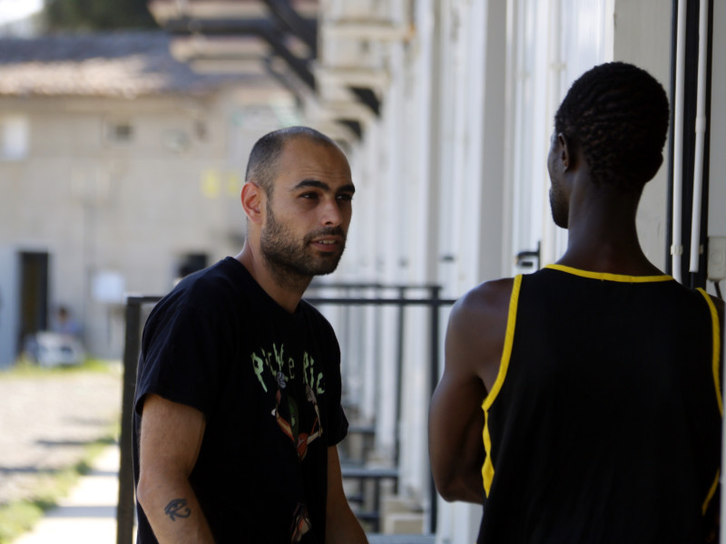 Daniel Delgado, treballador social de l'alberg de Seròs amb un dels usuaris.