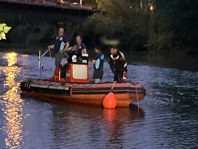 Imágenes del rescate del joven bañista que fue hallado muerto este domingo en el Pisuerga