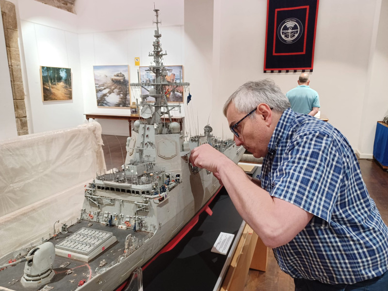 José Romero ultimando los detalles en el Museo Naval de Ferrol