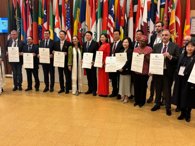 Fotografía de los 16 geoparques con sus Certificados de la UNESCO, entre ellos Roberto Media y Costa Quebrada