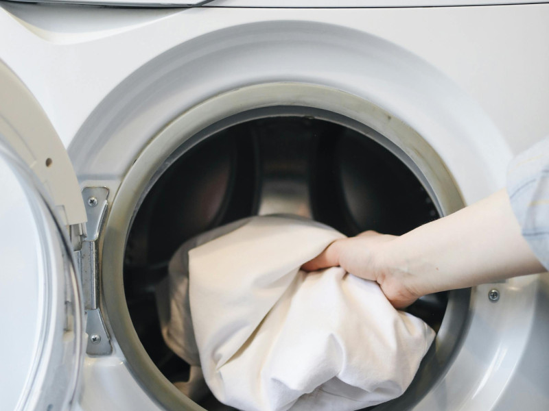 El truco definitivo para eliminar restos de papel pegados a la ropa tras la lavadora