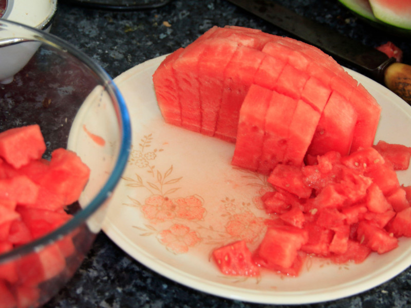 Sandía (citrullus lanatus) preparándose en la cocina para hacer cubitos de hielo