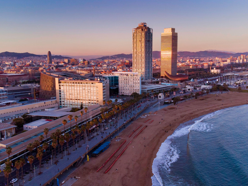 Vista aérea con dron de la playa de Barcelona al atardecer