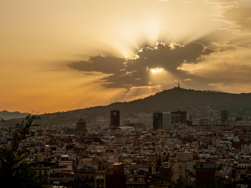 El sol se pone sobre Barcelona el día que la ciudad alcanzó los 40 grados centígrados, la temperatura más alta jamás registrada en la capital catalana.