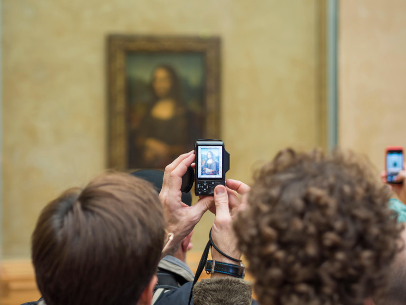 Los visitantes toman una foto de la "Mona Lisa" de Leonardo Da Vinci en el Museo del Louvre.