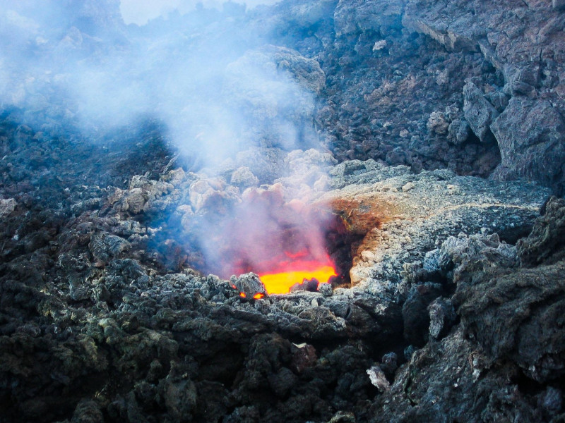 Videos y fotos compartidos en redes sociales mostraron a turistas huyendo de las laderas del volcán mientras nubes de ceniza oscurecían el cielo.