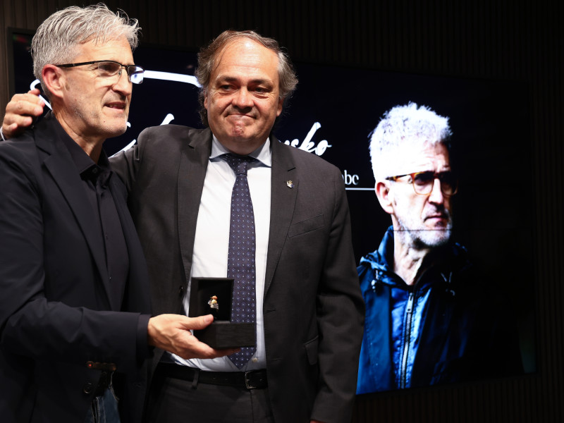 Roberto Olabe y Jokin Aperribay en el homenaje al ya exdirector de fútbol de la Real Sociedad