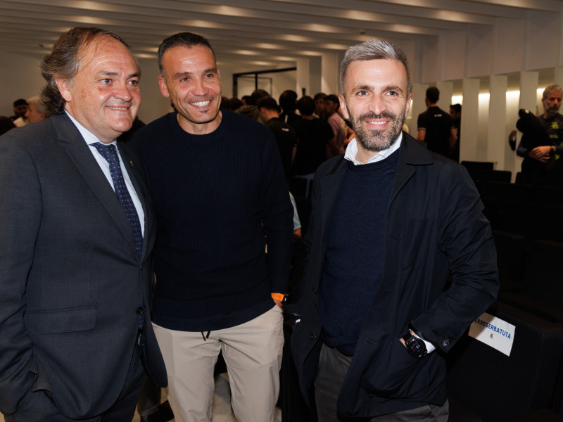 Jokin Aperribay, Sergio Francisco y Erik Bretos presentes en el homenaje a Roberto Olabe