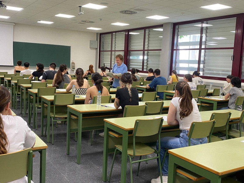 Aula con alumnos de la EBAU en Valencia