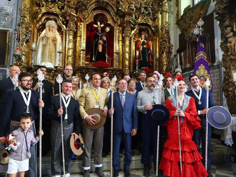 La hermandad de El Rocío visita a Jesús Nazareno