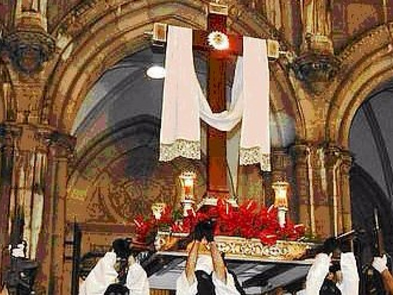 Miembros de la Cofradía de la Soledad portando el 'Lignum Crucis' un Viernes Santo a la salida de la Iglesia de Santo Tomás