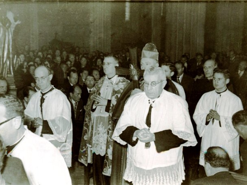 El Arzobispo de Oviedo en aquel entonces, Don Francisco Javier Lauzurica y Torralba, introduciendo el 'Lignum Crucis' en Santo Tomás