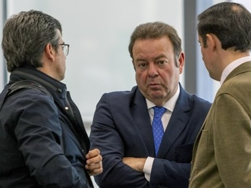 Emilio Cortés, abogado de David Sánchez, en el centro de la foto