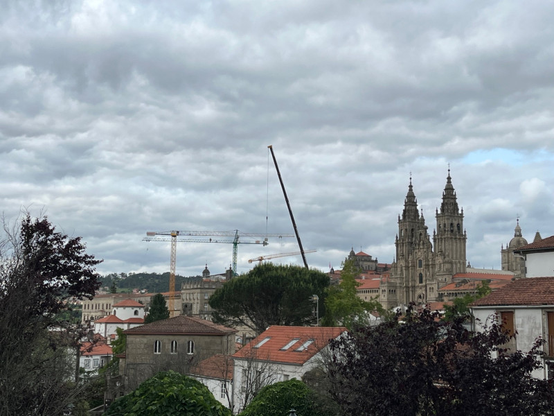 Otra de las imágenes de las grúas en la zona histórica de Santiago