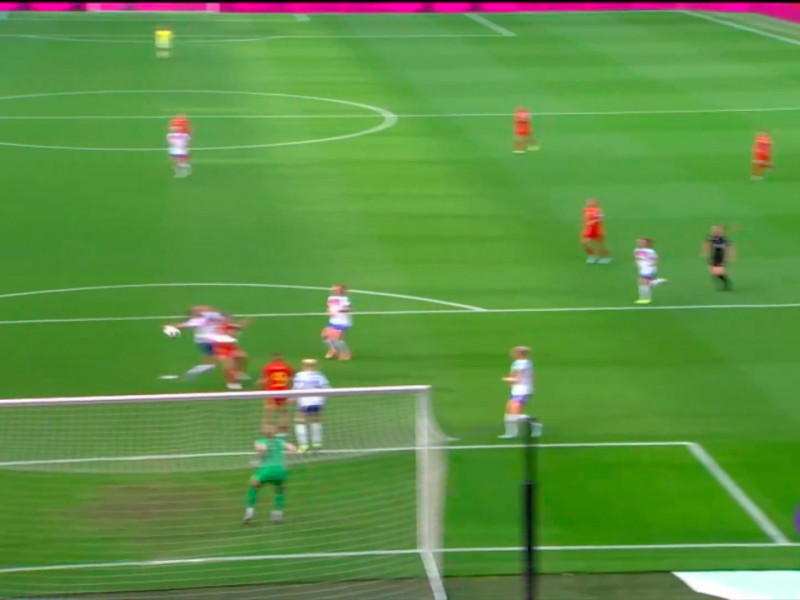 Imagen de la mano de Charles en el área de España en el partido frente a Inglaterra de la Liga de Naciones femenina