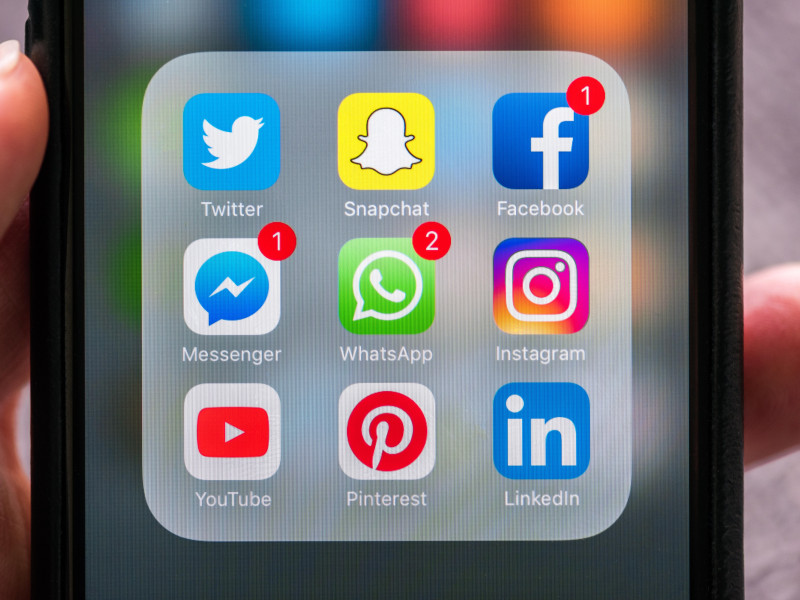 Iconos de diferentes aplicaciones instaladas en un teléfono móvil
