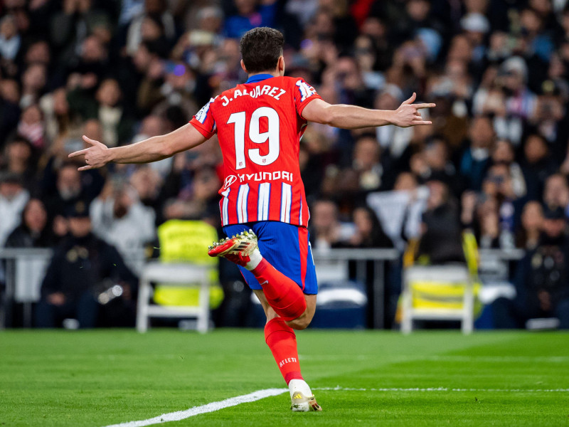 Julián Álvarez del Atlético de Madrid celebra su gol durante el partido de fútbol La Liga EA Sports 2024/25 entre el Real Madrid CF y el Atlético de Madrid en el Estadio Santiago Bernabeu