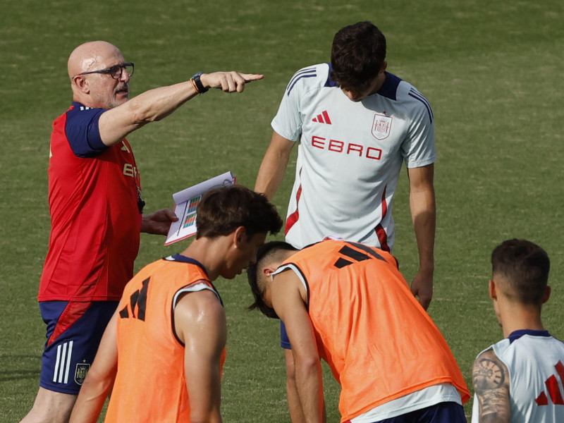 El entrenador de la selección española masculina de fútbol, Luis de la Fuente (i), dirige el entrenamiento del equipo este sábado en Las Rozas, Madrid