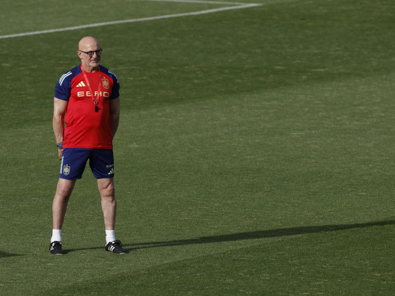 El entrenador de la selección española masculina de fútbol, Luis de la Fuente, dirige el entrenamiento del equipo este sábado en Las Rozas, Madrid